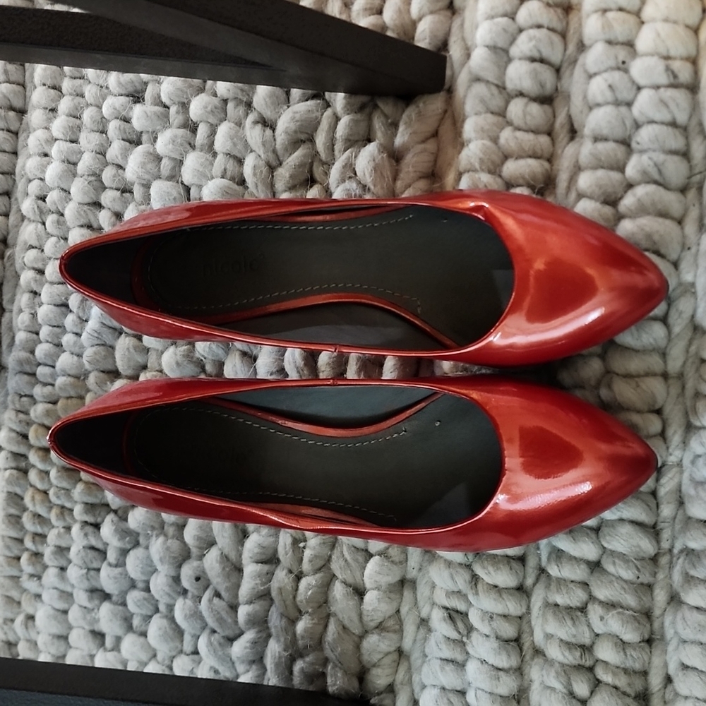 Shiney red pumps